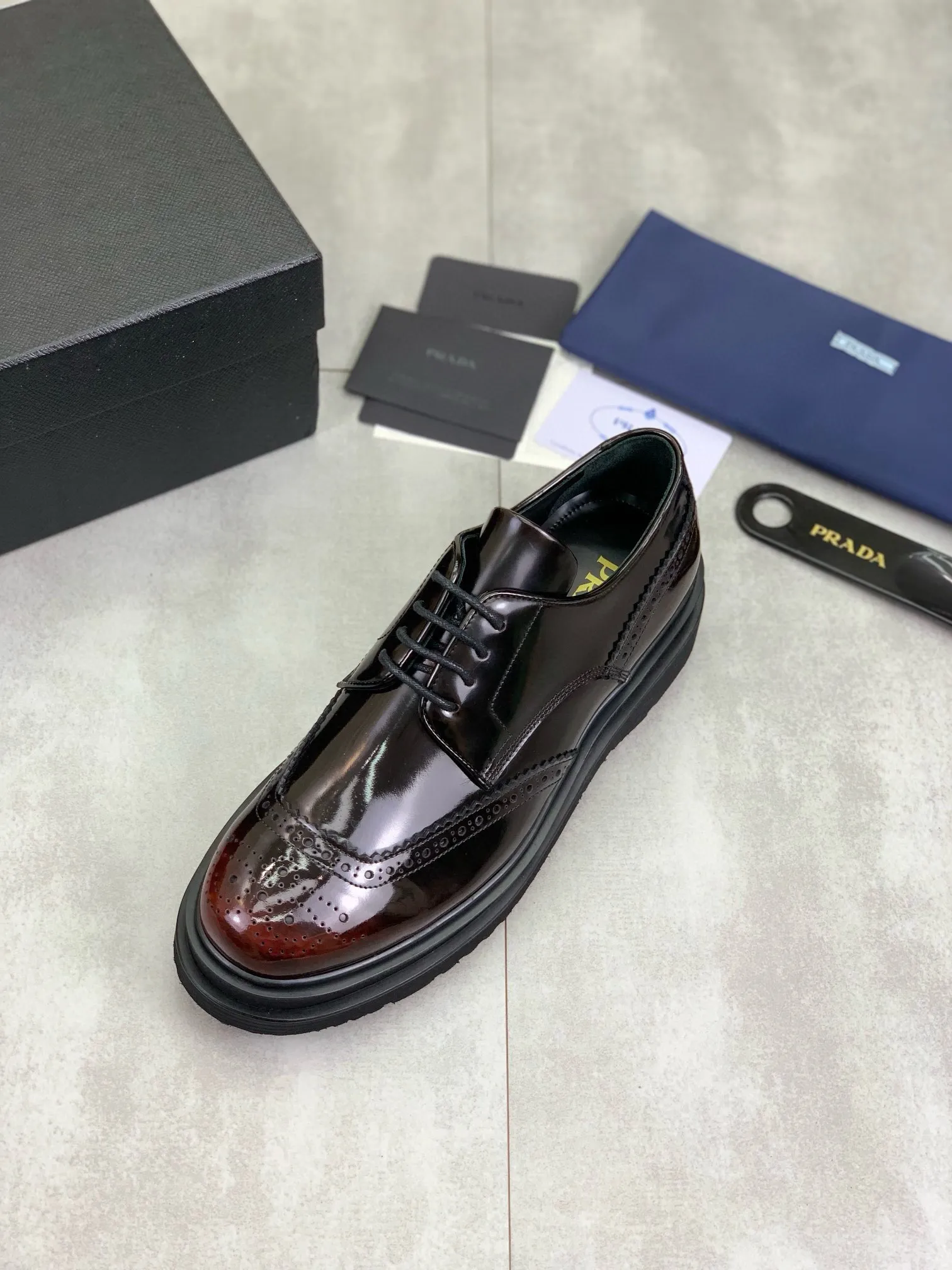 Factory price P880 💰Original quality, top version🔱 ＰＲＡＤＡPrada. Men's business casual leather shoes, top quality products. 1:1 shipment⬆️Luxurious and noble👞All imported original brand fabrics, just to create a more comfortable wearing experience. Upper: Original comfortable open edge bead-rubbed calf leather➕Top imported water-dyed full cow lining, original lightweight and comfortable TPU foam combination bottom✔️Code number: 39-44 (38.45 can be customized)
